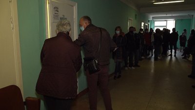 Вижити в черзі: у Смілі зробити ПЛР-тест збираються по пів сотні людей щодня Вижити в черзі: у Смілі зробити ПЛР-тест збираються по пів сотні людей щодня