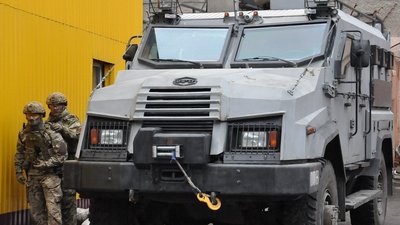 У Житомирі правоохоронці звільняли працівників тюрми, які стали заручниками групи "зловмисників" У Житомирі правоохоронці звільняли працівників тюрми, які стали заручниками групи "зловмисників"