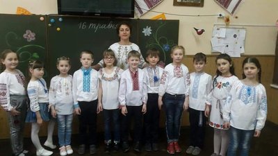Персики в подарунок: на Тернопільщині вчителька відправила харків'янам дворічні саджанці Персики в подарунок: на Тернопільщині вчителька відправила харків'янам дворічні саджанці