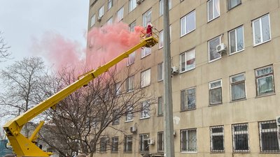 До маленьких пацієнтів Миколаївської дитячої лікарні Святий Миколай піднявся на автовишці