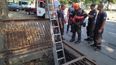 У Миколаєві рятувальники обстежують колектор У Миколаєві рятувальники обстежують колектор