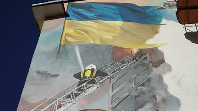 "Показати героїчну працю": як у Полтаві створюють мурал на честь рятувальників "Показати героїчну працю": як у Полтаві створюють мурал на честь рятувальників