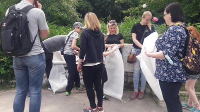 Толока по-вінницьки: біля Вишенського озера зібрали 18 мішків сміття