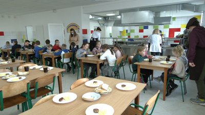 Нове шкільне меню. На Львівщині є школа, де готують за рецептами Клопотенка Нове шкільне меню. На Львівщині є школа, де готують за рецептами Клопотенка