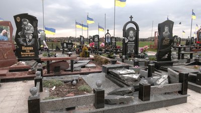Суперечки довкола меморіалу в Ялівщині та гроші на дрони: як пройшла сесія Чернігівської міськради Суперечки довкола меморіалу в Ялівщині та гроші на дрони: як пройшла сесія Чернігівської міськради