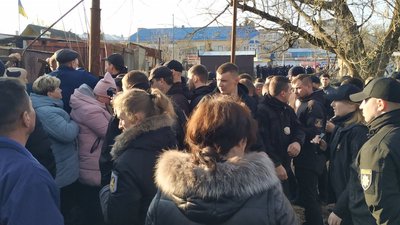 На Центральному ринку у Луцьку муніципали зносять паркан На Центральному ринку у Луцьку муніципали зносять паркан