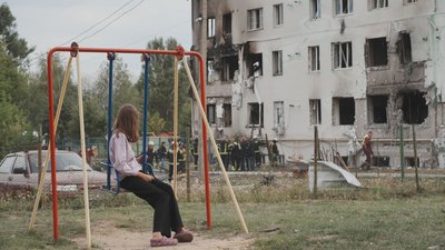 Дівчинка на гойдалці поруч з місцем удару "Шахедів"