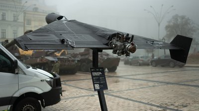На Михайлівській площі встановили збитий російський дрон