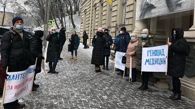 Біля Львівської ОДА протестують медики обласної психіатричної лікарні