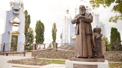 У Вінниці встановили перший в Україні памʼятник Любомиру Гузару У Вінниці встановили перший в Україні памʼятник Любомиру Гузару