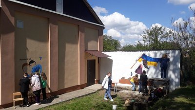 Будівлю кропивницької гімназії розмальовують патріотичними малюнками