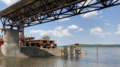 На Харківщині відновлюють зруйнований міст На Харківщині відновлюють зруйнований міст