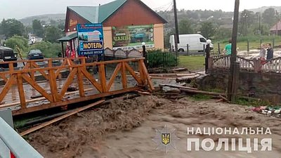 На Закарпатті внаслідок дощів підтоплені дороги та автотраса Мукачево-Рогатин На Закарпатті внаслідок дощів підтоплені дороги та автотраса Мукачево-Рогатин