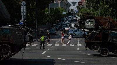 Танки, гаубиці, залишки ракет: На Хрещатик привезли знищену техніку армії РФ