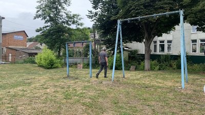 На Тернопільщині переселенці хочуть облаштувати дитячий майданчик На Тернопільщині переселенці хочуть облаштувати дитячий майданчик