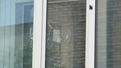 Наслідки удару FPV-дрона біля п’ятиповерхівки у Глухов