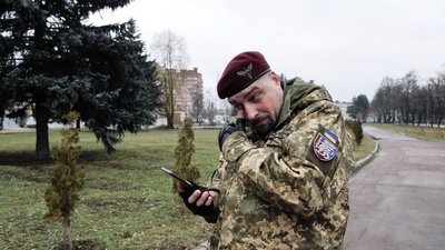 Тримав малюнок біля серця. Боєць-десантник із Сум шукає дівчинку з Лебедина, що подарувала йому малюнок Тримав малюнок біля серця. Боєць-десантник із Сум шукає дівчинку з Лебедина, що подарувала йому малюнок
