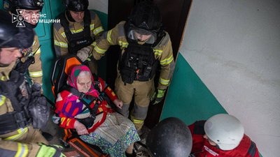 ДСНС евакуюють 90-річну жінку з пошкодженого будинку