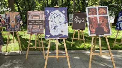 Продавали картини для ЗСУ: "Зелений театр" влаштував в Одесі благодійний ярмарок Продавали картини для ЗСУ: "Зелений театр" влаштував в Одесі благодійний ярмарок