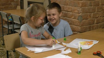 Картини на піску та "навмисний дефіцит матеріалів". Як у франківському "Ба і Ді клубі" готують дітей до першого класу Картини на піску та "навмисний дефіцит матеріалів". Як у франківському "Ба і Ді клубі" готують дітей до першого класу