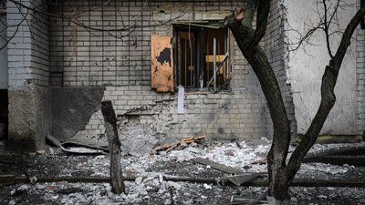 Пошкоджені адмінбудівля й будинки, є поранені. Армія РФ обстріляла 34 населені пункти Херсонщини
