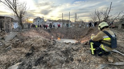 Російські війська продовжують атакували місто. Внаслідок атаки 7 лютого загинув чоловік. Іншим людям, які отримали легкі поранення, надали медичну допомогу на місці. Ще 60 людей отримали психологічну допомогу. На наступний день РФ знову обстріляла місто Російські війська продовжують атакували місто. Внаслідок атаки 7 лютого загинув чоловік. Іншим людям, які отримали легкі поранення, надали медичну допомогу на місці. Ще 60 людей отримали психологічну допомогу. На наступний день РФ знову обстріляла місто