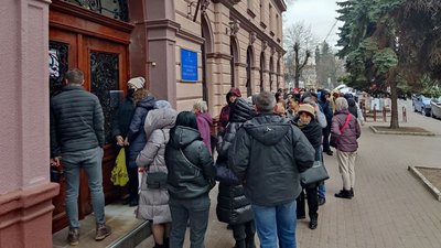 "Вакцинуюся, бо "приперло": репортаж з центрів вакцинації у Франківську
