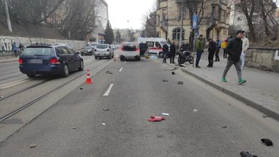 У Львові авто збило на смерть скутеристку служби доставки