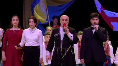 "У нас один ворог і спільне майбутнє". Грузин Роберт Натрошвілі в Ужгороді навчає молодь співу "У нас один ворог і спільне майбутнє". Грузин Роберт Натрошвілі в Ужгороді навчає молодь співу
