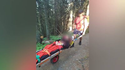 Прикарпатські рятувальники допомогли туристці з Хмельниччини, яка травмувалася в горах