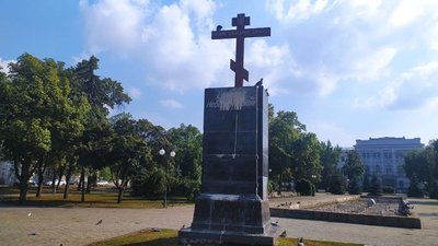 У Харкові невідомі облили фарбою постамент Героям Небесної сотні