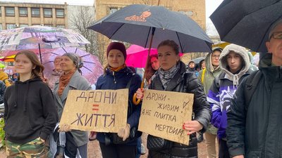 Йой, пане мер, а у нас тут ціла площа: у Черкасах відбулася акція "Гроші на ЗСУ" Йой, пане мер, а у нас тут ціла площа: у Черкасах відбулася акція "Гроші на ЗСУ"
