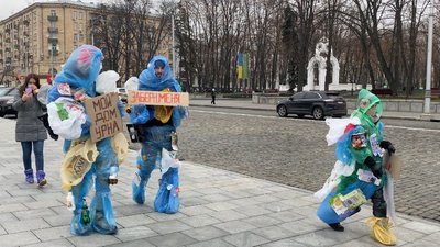 "Не кидай мене": центром Харкова ходили люди у костюмах зі сміття "Не кидай мене": центром Харкова ходили люди у костюмах зі сміття