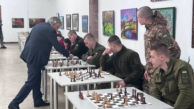 "Весняний контрнаступ": у Львові відбувся одночасної гри в шахи на підтримку ЗСУ "Весняний контрнаступ": у Львові відбувся одночасної гри в шахи на підтримку ЗСУ