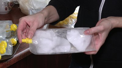 У Рівному волонтерки на домашній кухні виготовляють хімічні грілки для ЗСУ У Рівному волонтерки на домашній кухні виготовляють хімічні грілки для ЗСУ