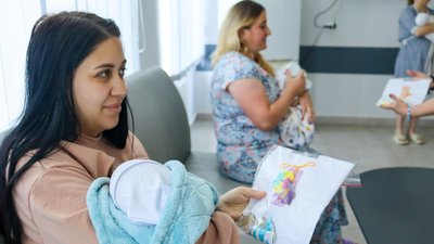 У Мукачівському пологовому будинку немовлятам подарували перші вишиванки У Мукачівському пологовому будинку немовлятам подарували перші вишиванки
