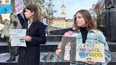 "Свободу військовополоненим": у Львові рідні полонених захисників Маріуполя влаштували мирну акцію