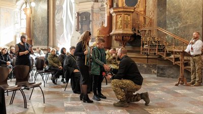 У Львові рідним загиблих військовослужбовців 24 ОМБр вручили ордени "Хрест Героя"