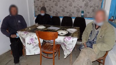 На Херсонщині поліцейські затримали зловмисників, які тримали людей в рабстві На Херсонщині поліцейські затримали зловмисників, які тримали людей в рабстві