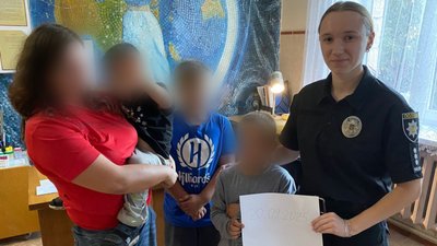 Діти, домашнє насильство, поліція, служба у справах сім'ї, батьківські права, побив дитину