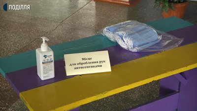 Наявність антисептиків, деззасобів та контроль за дистанцією - є обовязковими вимогами. Фото: Суспільне Наявність антисептиків, деззасобів та контроль за дистанцією - є обовязковими вимогами. Фото: Суспільне