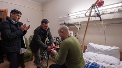 Зеленський і Ріші Сунак відвідали у лікарні захисників Зеленський і Ріші Сунак відвідали у лікарні захисників