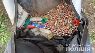 Кийок, кастет, марихуана: під час обшуку в закарпатця вилучили зброю та наркотики Кийок, кастет, марихуана: під час обшуку в закарпатця вилучили зброю та наркотики