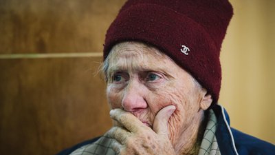 Жінка, яку евакуювали у транзитний центр у Харківській області