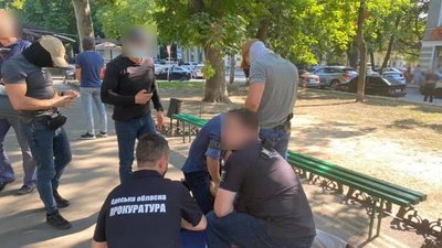 На Одещині викрили корупційну схему розмитнення корейських та американських автівок СБУ На Одещині викрили корупційну схему розмитнення корейських та американських автівок СБУ