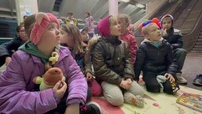 "Дітям пообіцяв, що до них прийду". Харків'янин проводить лекції з історії України для дітей в метро