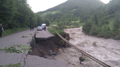 Підтоплення на Закарпатті: рятувальники продовжують ліквідовувати наслідки негоди Підтоплення на Закарпатті: рятувальники продовжують ліквідовувати наслідки негоди