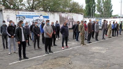 Перші із осіннього призову: 42 строковика з Херсонщини поповнили лави ЗСУ Перші із осіннього призову: 42 строковика з Херсонщини поповнили лави ЗСУ