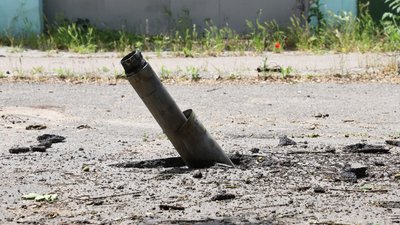 Російський снаряд на вулиці у Херсоні