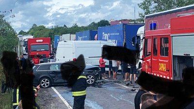 Рух ускладнено: поблизу Ужгорода сталася автопригода за участі п'ятьох автомобілів Рух ускладнено: поблизу Ужгорода сталася автопригода за участі п'ятьох автомобілів